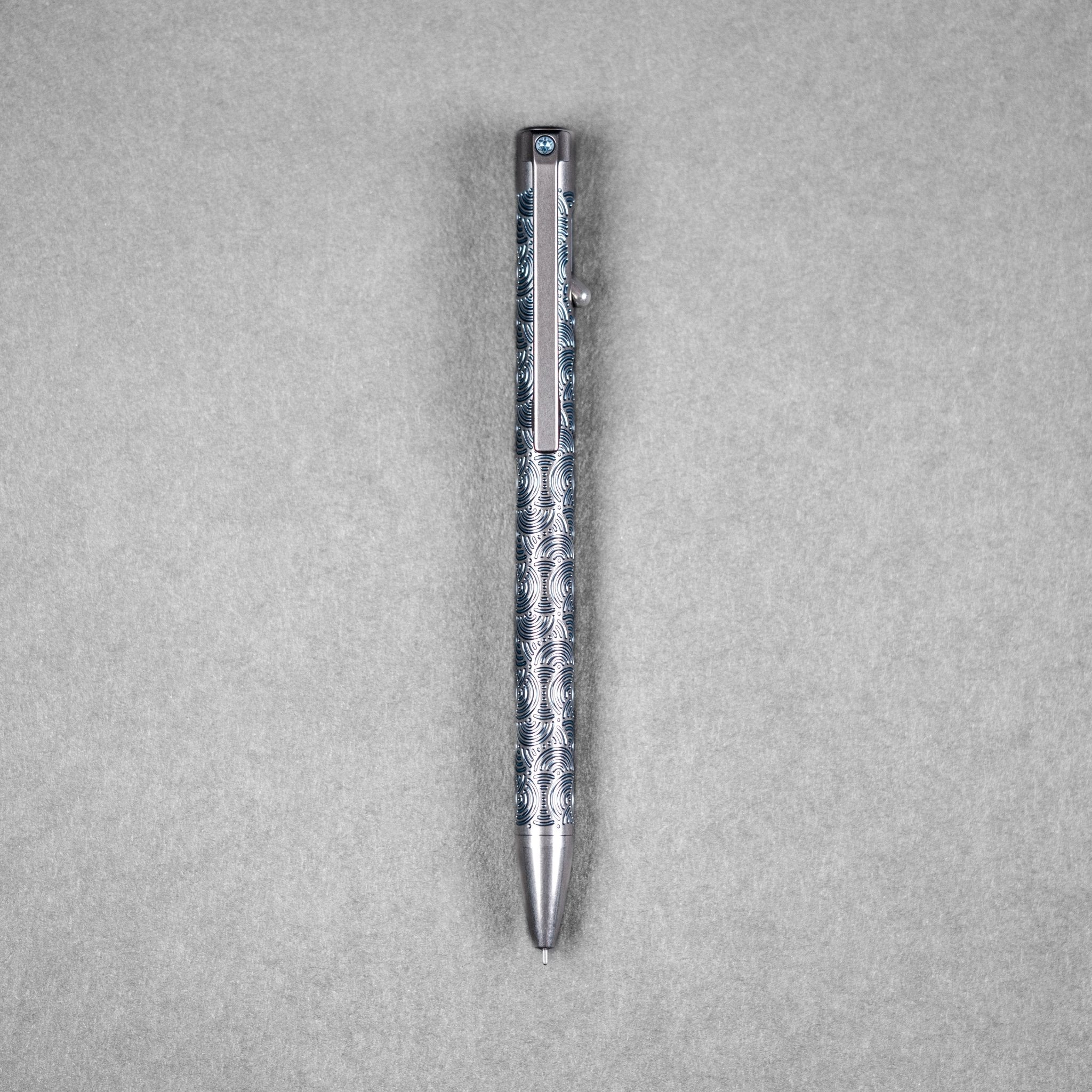 MAGNUS ClickShift V4 チタン製ボールペン Magnus x URBAN Titanium ClickShift™ Pen - Matte Titanium w/ Blue
