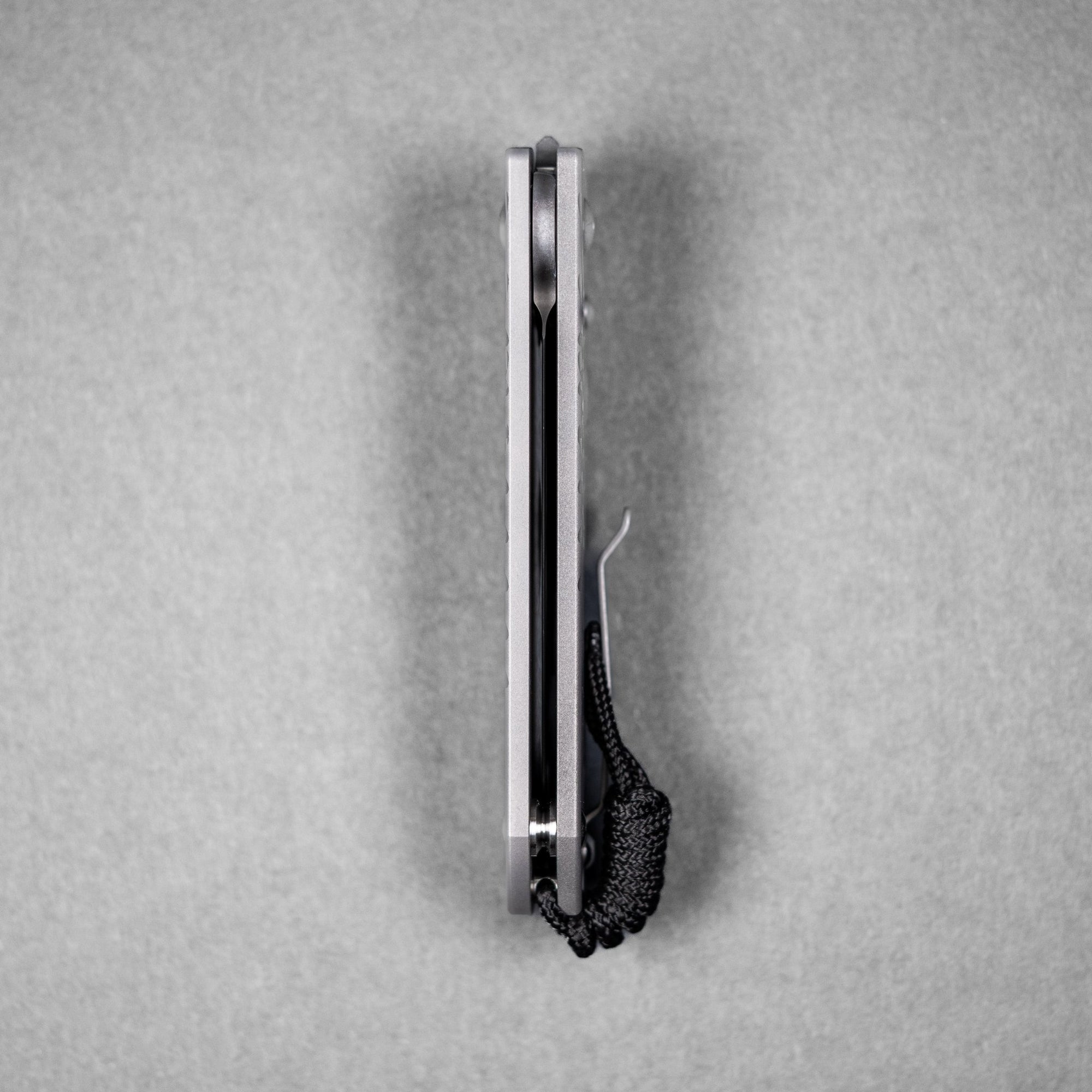 Chris Reeve Umnumzaan - Tanto Magnacut & Glass Blasted Titanium - URBAN EDC®