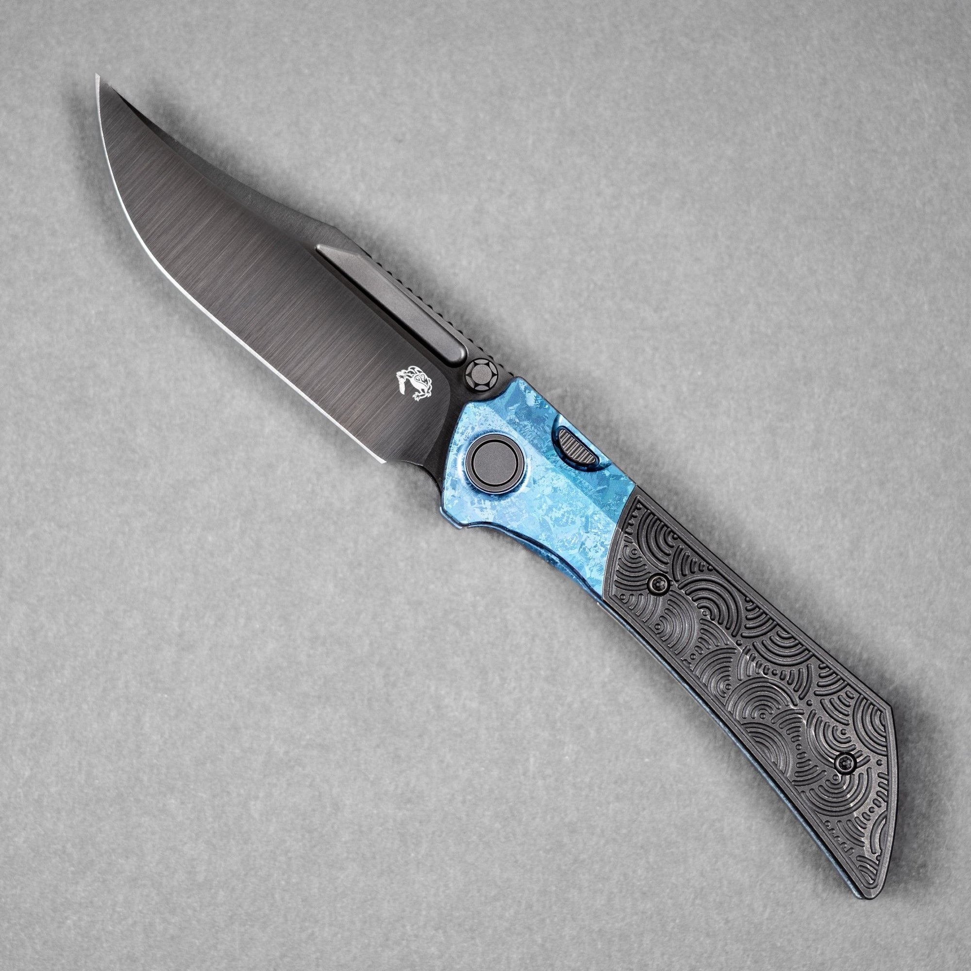 Drop Date (07/01): Gecko x URBAN Dune - Belt Satin DLC Vanax & Blackwashed Ti Chaos Seigaiha™ w/ Blurple Crystal Ti Bolster - URBAN EDC®