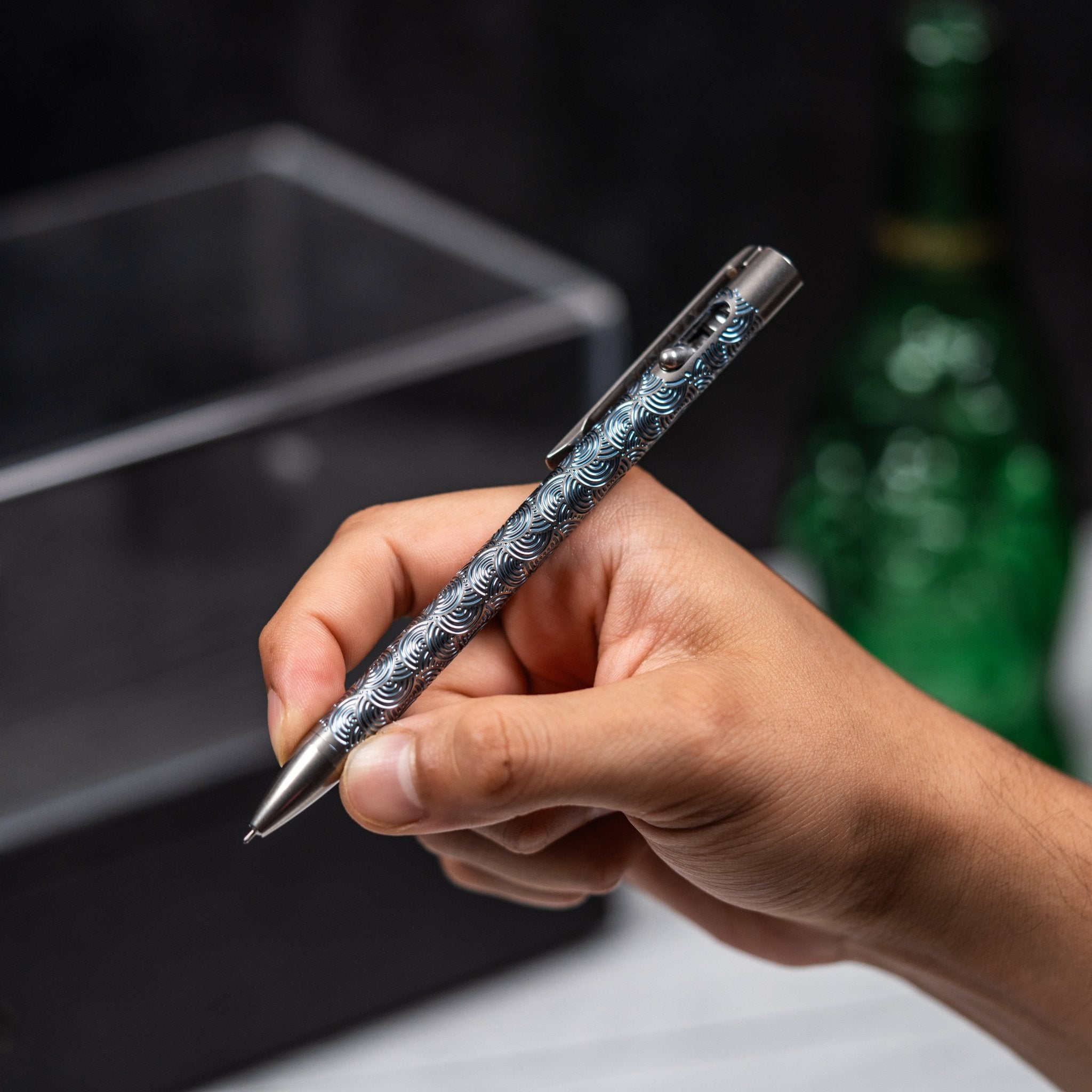 MAGNUS ClickShift V4 チタン製ボールペン Magnus x URBAN Titanium ClickShift™ Pen - Matte Titanium w/ Blue