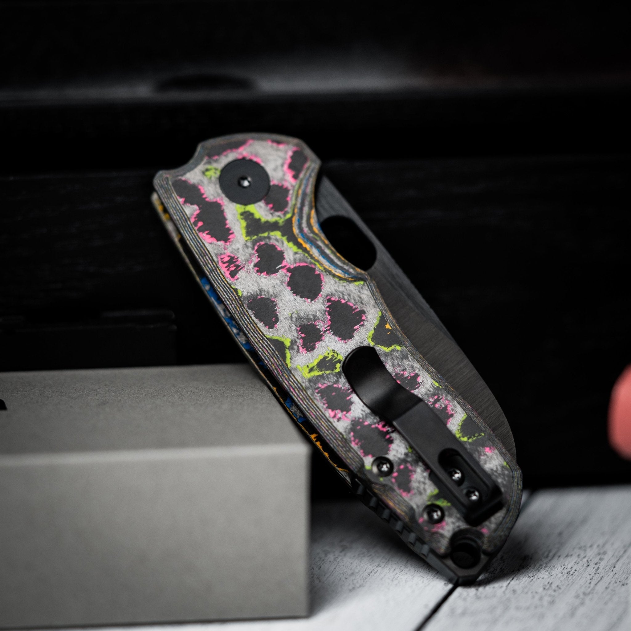 URBAN F5.5 - Belt Satin DLC Magnacut & 80s Camo Carbon – URBAN EDC®
