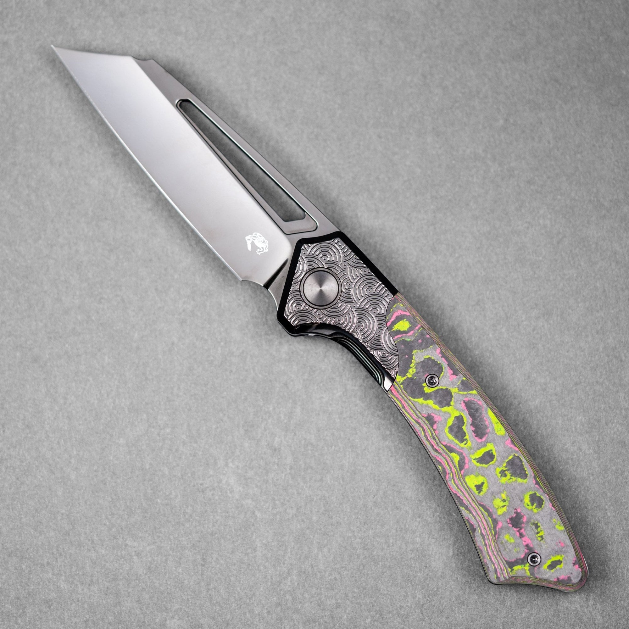 Gecko x URBAN Pictus V2 XL - Polished DLC Vanax & Polished DLC Ti Chaos Seigaiha™ w/ Watermelon Sugar Camo Carbon - URBAN EDC®