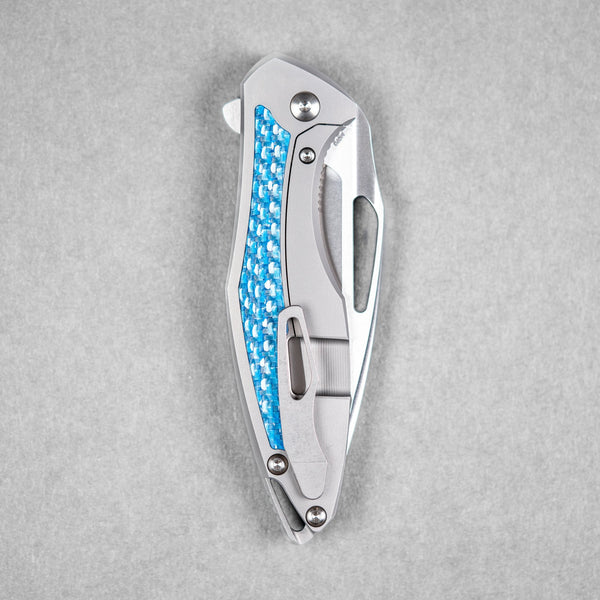 Koenig Arius Flipper - Brightwashed w/ Polished Flats M390 & Raised Blue Twill Inlay - URBAN EDC®