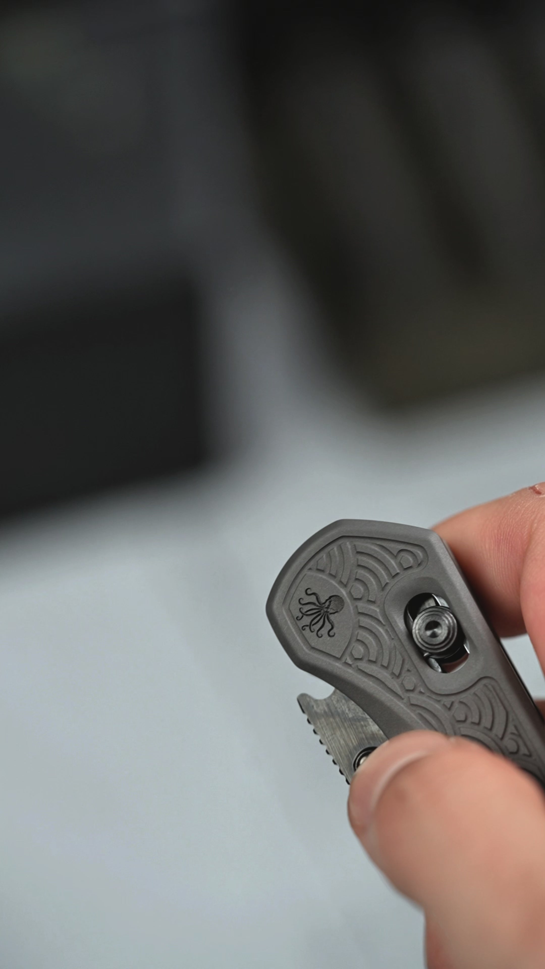 バタフライ Piratech x URBAN Tsunami - Satin DLC S90V w/ Bead Blast Titanium