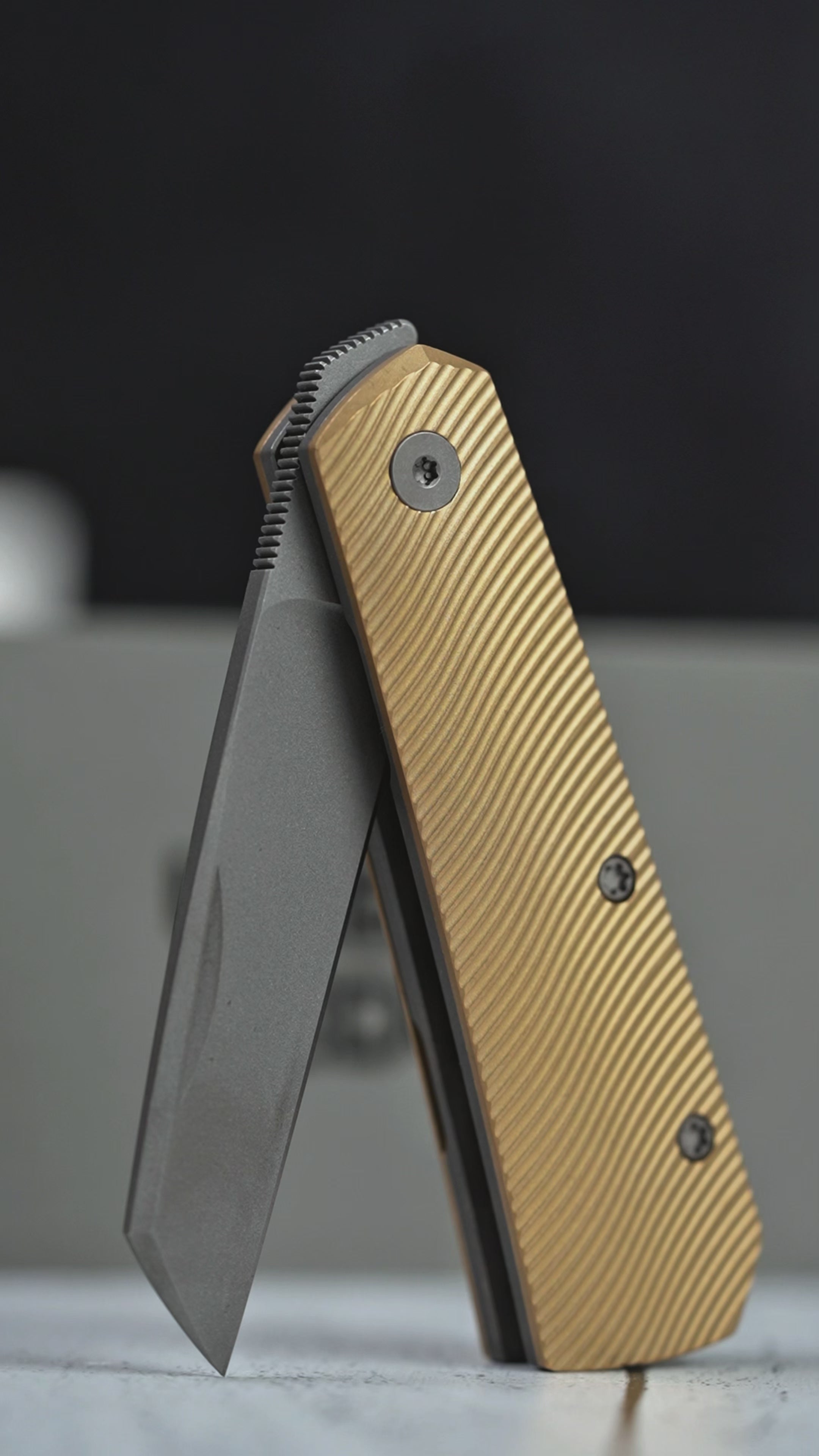 URBAN Straighthawk - Darkwashed Magnacut & Stonewashed Brass w