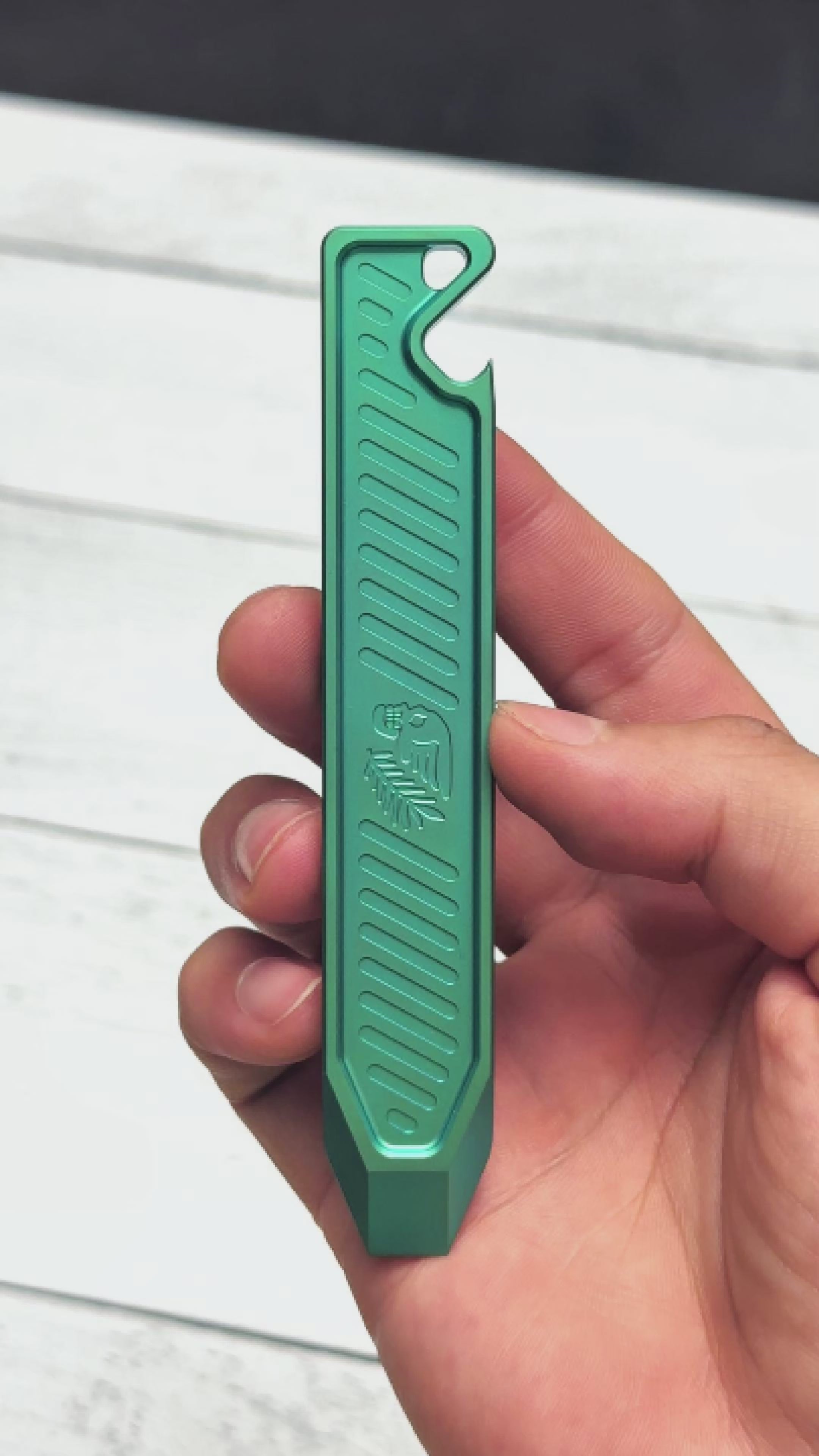 Peace Neighbor Archon Prybar - Green Titanium – URBAN EDC®