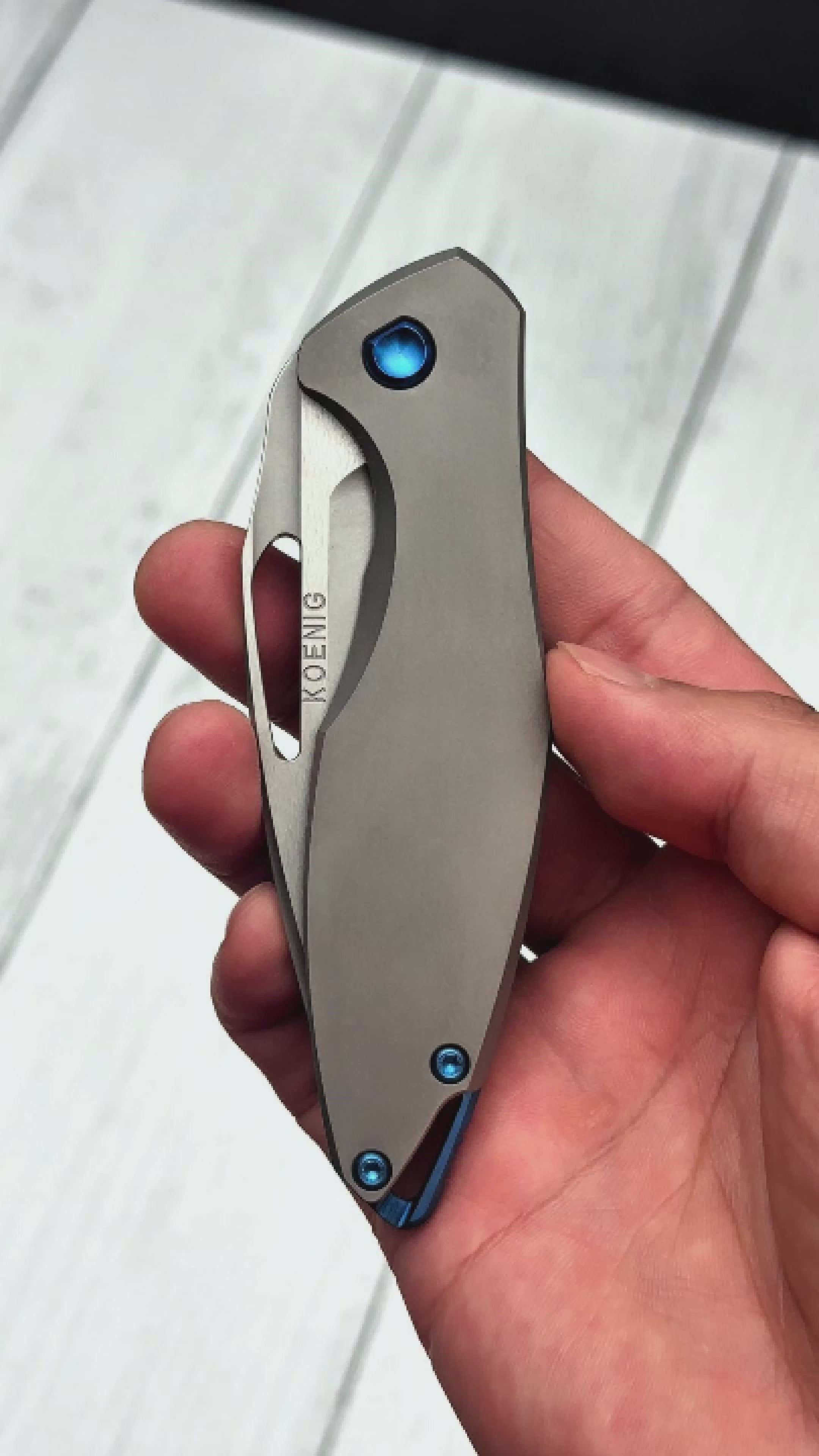Koenig Mini Arius - Non-Flipper w/ Blue Anodized Ti Hardware