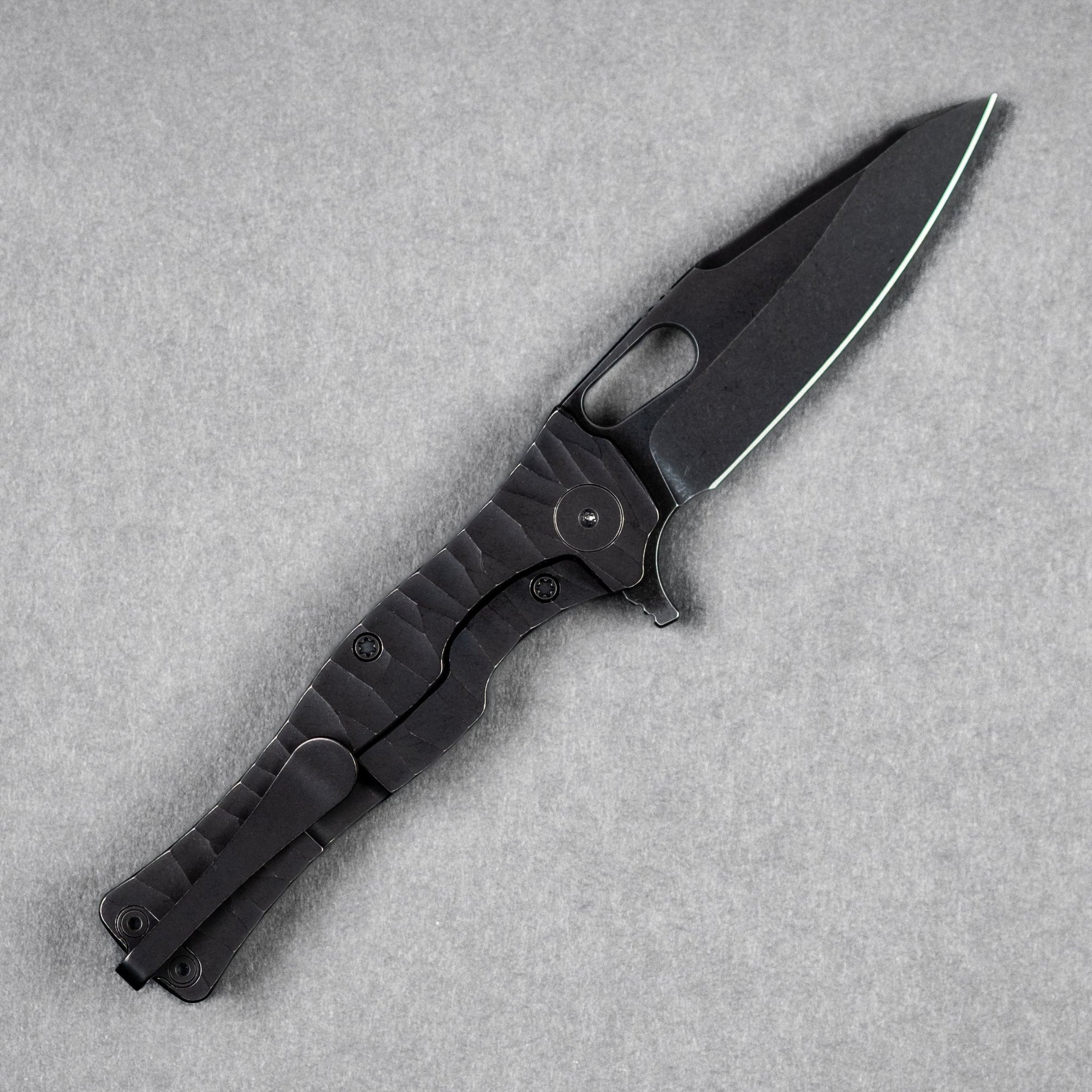 URBAN Castellan - Blackwashed Magnacut & Blackwashed Titanium w/ Rock Texture - URBAN EDC®