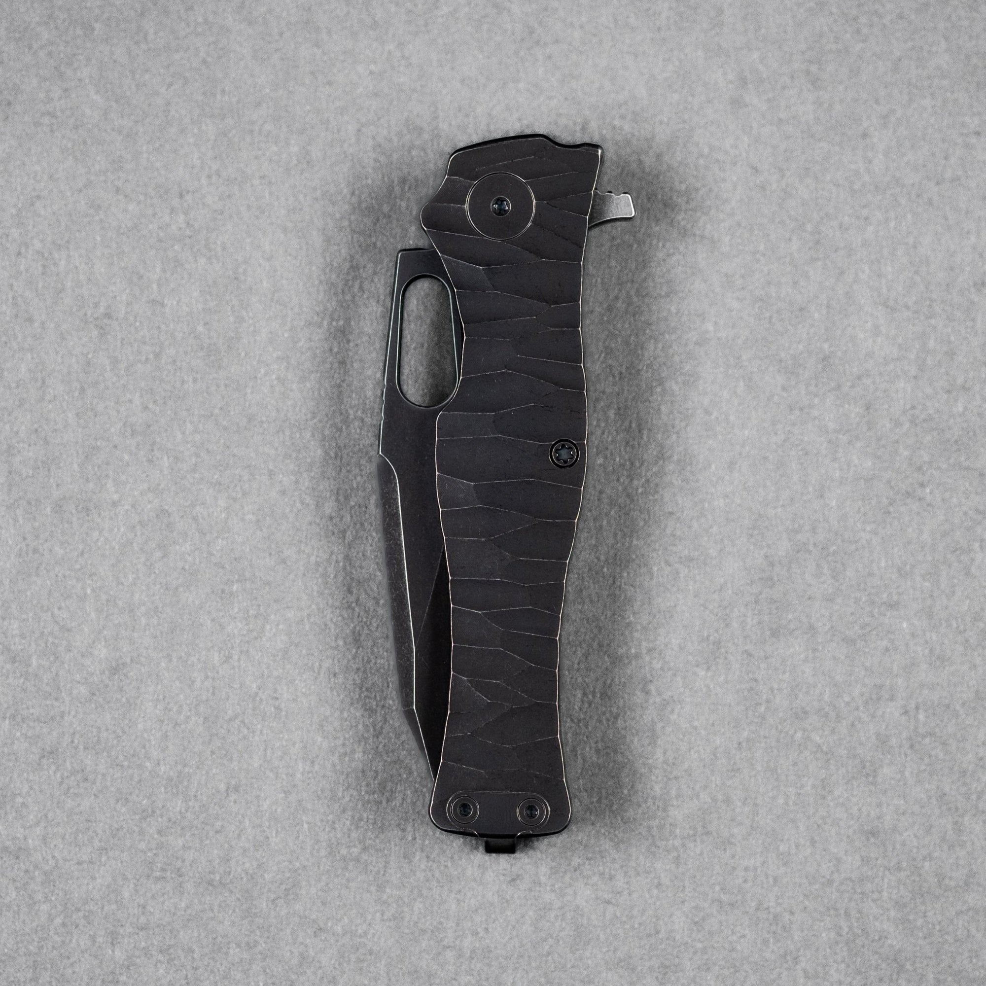 URBAN Castellan - Blackwashed Magnacut & Blackwashed Titanium w/ Rock Texture - URBAN EDC®