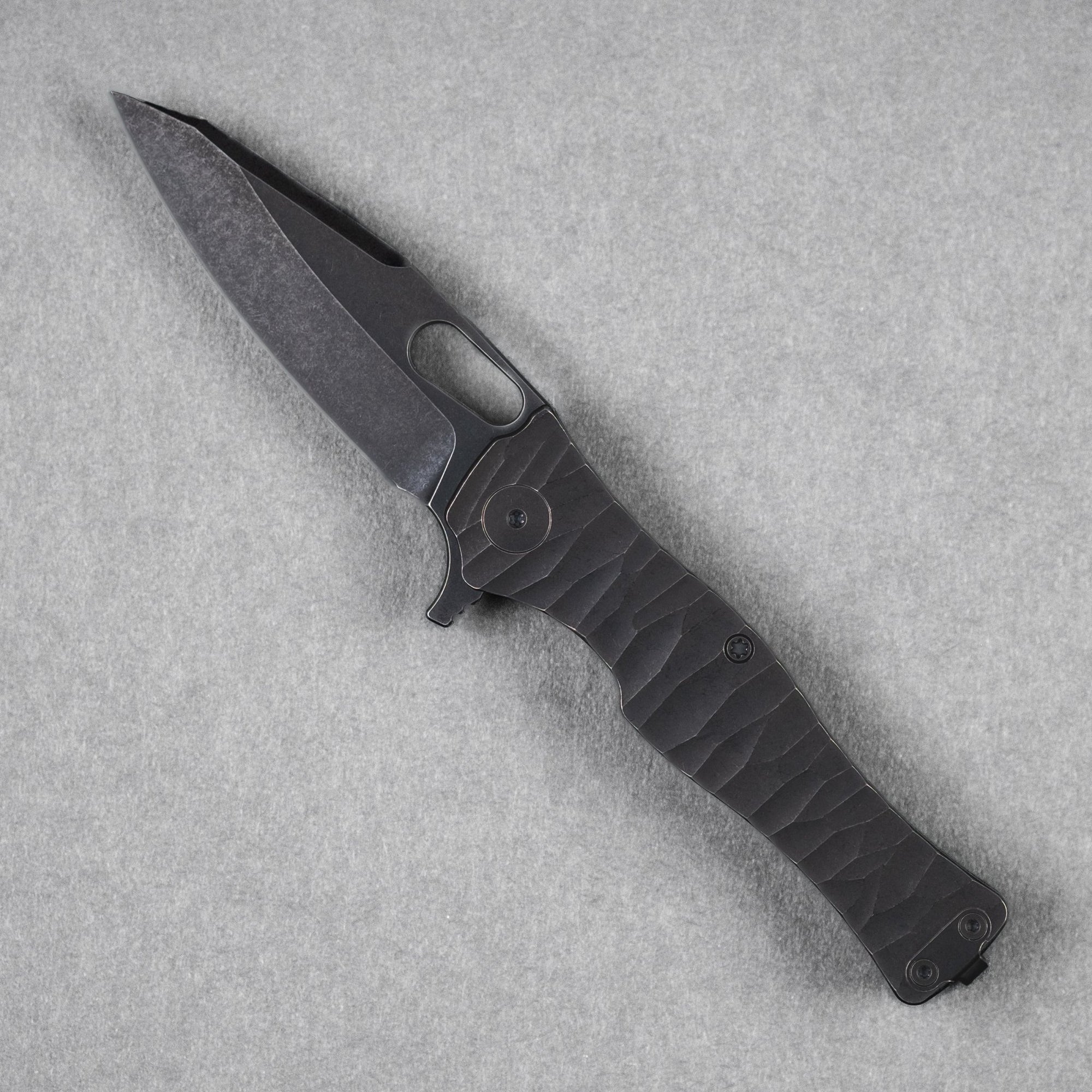 URBAN Castellan - Blackwashed Magnacut & Blackwashed Titanium w/ Rock Texture - URBAN EDC®