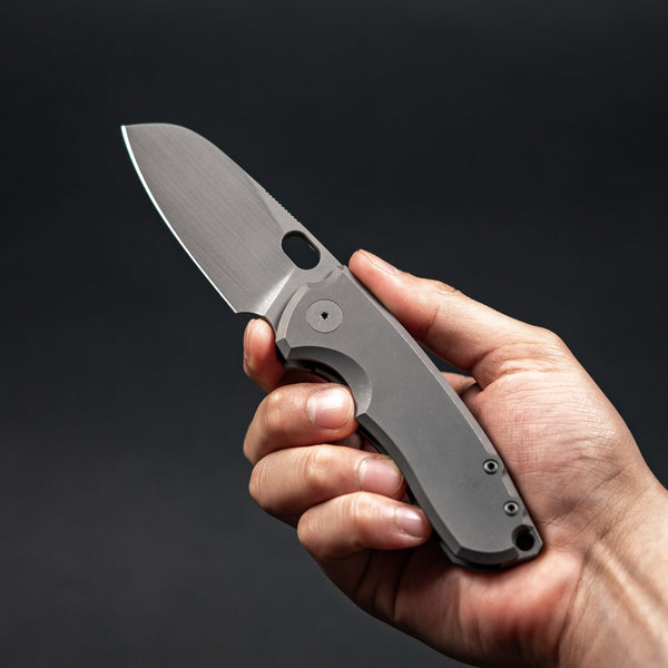 URBAN F5.5 - Dark - Rubbed Magnacut & Darkwashed Titanium - URBAN EDC®