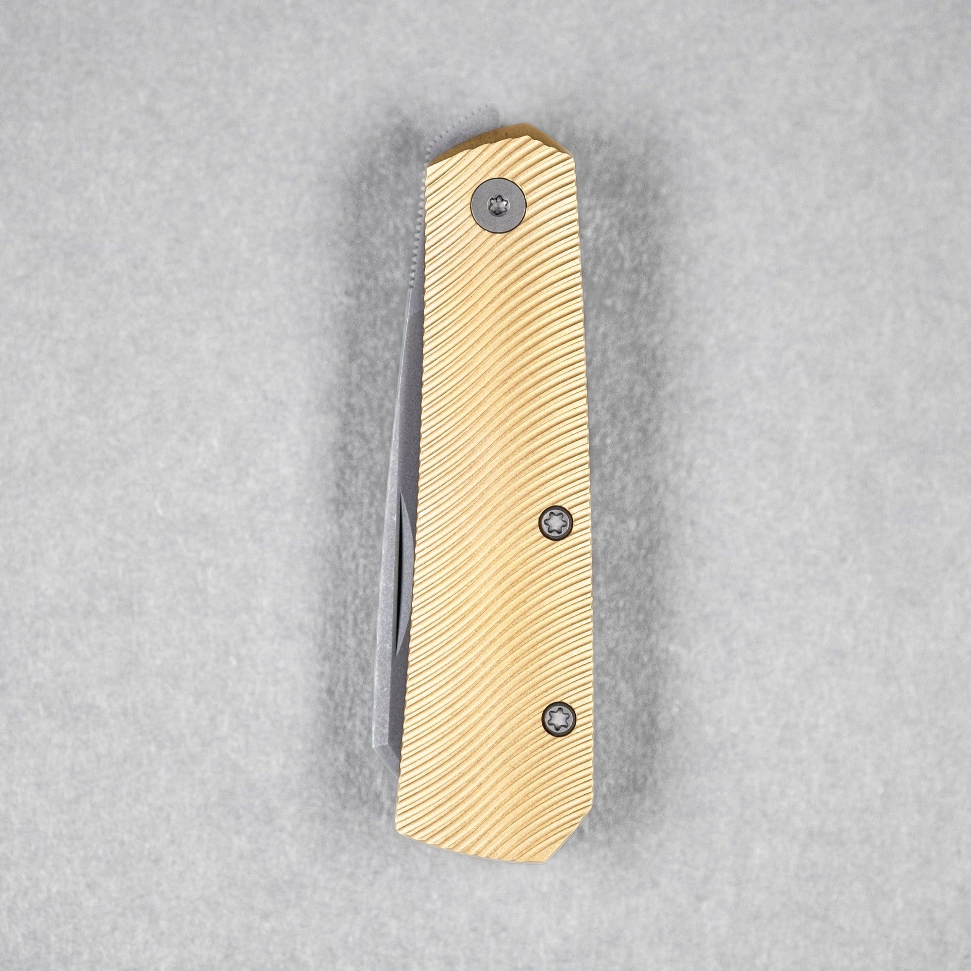 URBAN Straighthawk - Darkwashed Magnacut & Stonewashed Brass w/ Micro Milling - URBAN EDC®