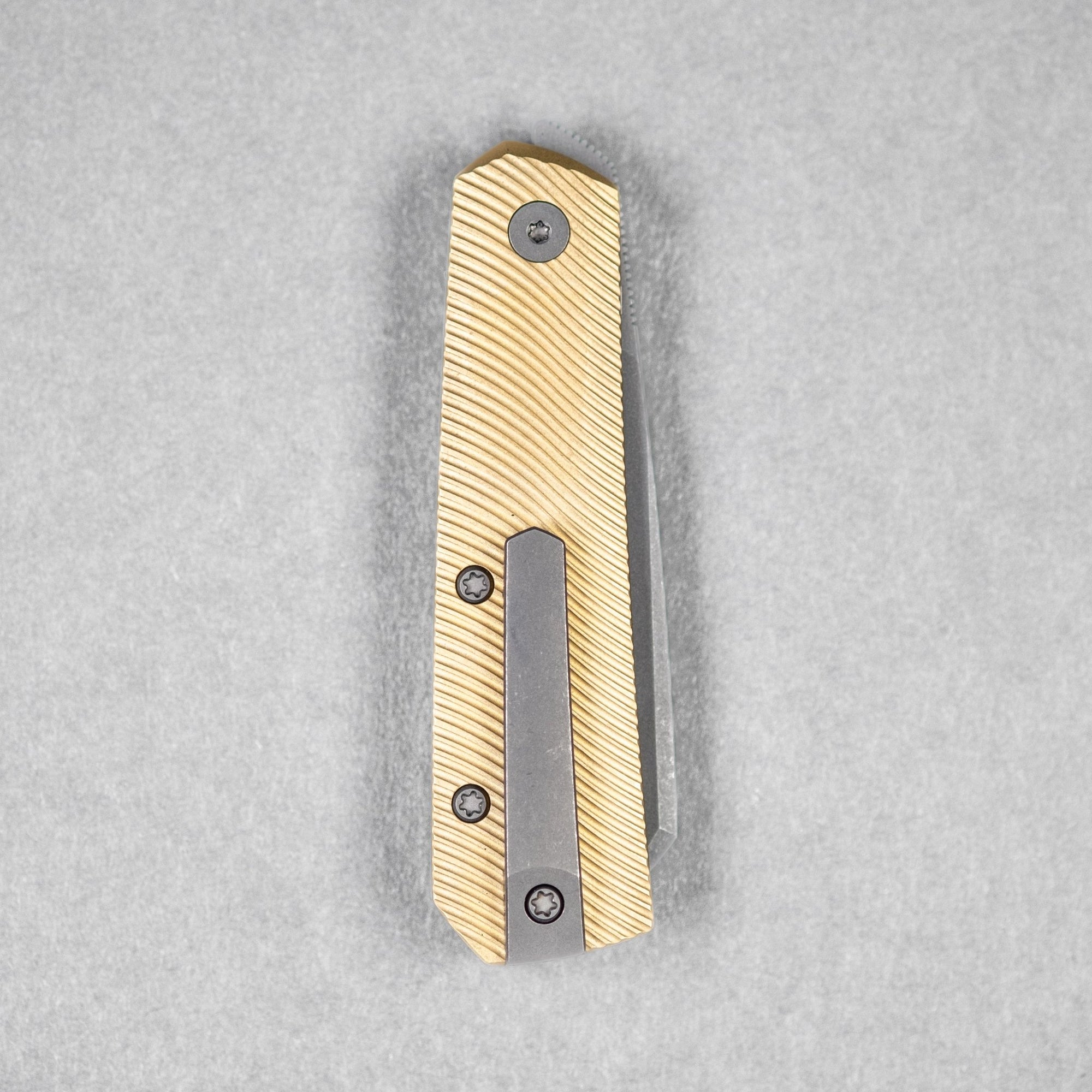 URBAN Straighthawk - Darkwashed Magnacut & Stonewashed Brass w/ Micro Milling - URBAN EDC®