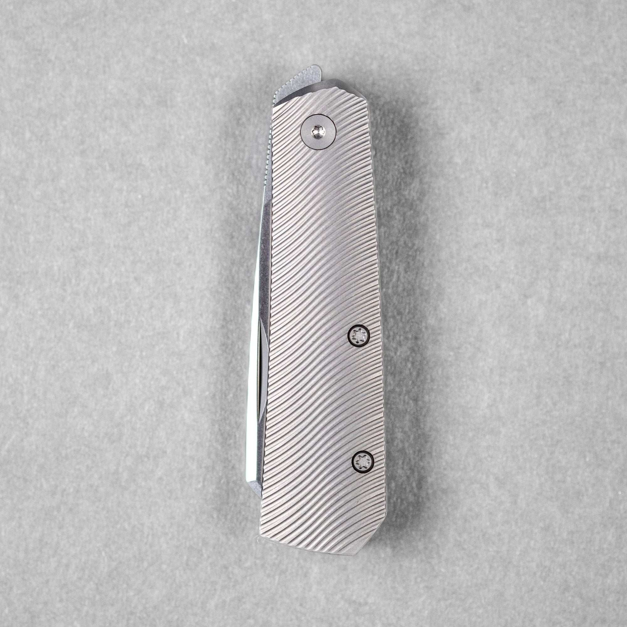 URBAN Straighthawk - Stonewashed Magnacut & Stonewashed Titanium w/ Micro Milling - URBAN EDC®